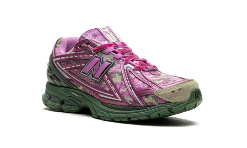 Baskets portées avec un look streetwear – Rose Runner en action