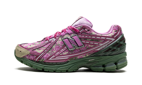 Vue latérale de la New Balance 1906R Rose Runner – édition Jack Harlow