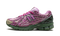 Vue latérale de la New Balance 1906R Rose Runner – édition Jack Harlow